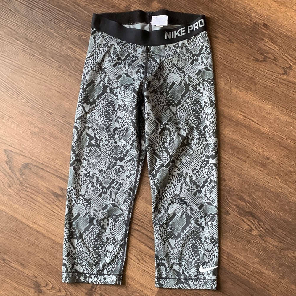 Nike Pro snakeskin print capri leggings size small